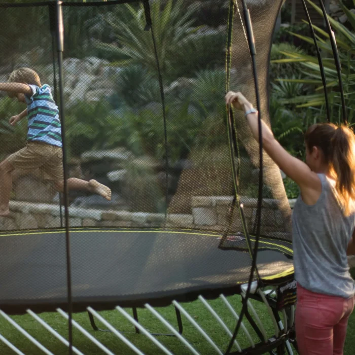 MadFun 11ft x 8ft Springfree Medium Oval Trampoline - Image 3
